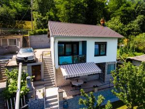 una vista aérea de una casa pequeña con piscina en Holiday Home Miris Ljeta, en Jablanica