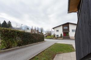 una strada vuota con una casa e un edificio di FLEXhome your central, calm and cosy place in Dornbirn a Dornbirn