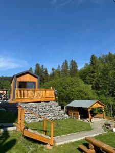 Cabaña de madera con terraza en una colina rocosa en Domek Cud Miód en Wisła