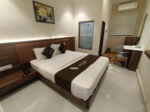 1 dormitorio con 1 cama grande en una habitación en Moon Lite Residency - Malad West, en Bombay