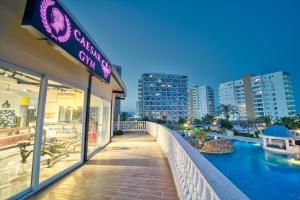 un restaurant avec vue sur la rivière et les bâtiments dans l'établissement Caesar Resort - Studio Apartments, à Iskele