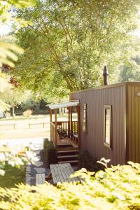 Cabaña pequeña con porche y terraza en Chalet Fuusslee en Goebelsmuhle