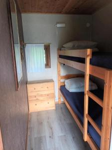 1 dormitorio con literas en una casa pequeña en Torne Camping - Kano & Fiskecamp, en Grimslöv