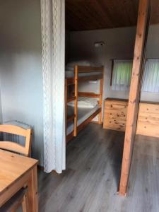 Habitación con 2 literas y escritorio. en Torne Camping - Kano & Fiskecamp, en Grimslöv