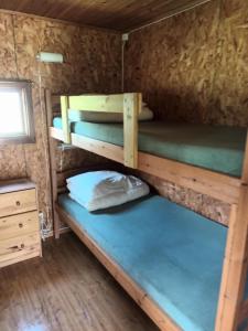 Habitación con 3 literas en una cabaña en Torne Camping - Kano & Fiskecamp, en Grimslöv