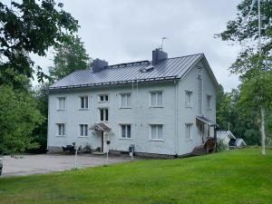 a large white house with a gambrel roof at huoneisto 2 in Savonlinna