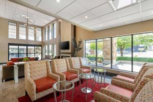 une salle d'attente avec des chaises, des tables et des fenêtres dans l'établissement Best Western PLUS Burnaby Hotel, à Burnaby