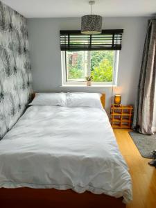 Tempat tidur dalam kamar di The Garden Room