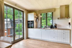 A kitchen or kitchenette at Feriendorf Klein Stresow Rügen