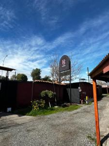 un cartello in un parcheggio vicino a un edificio di Hotel Residencial Colonial a Rancagua