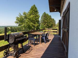 Parveke tai terassi majoituspaikassa Typical Ardennes chalet with hot tub