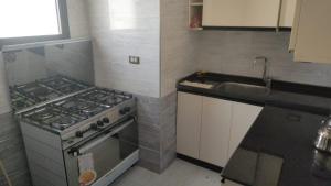 Dapur atau dapur kecil di شقة فندقية على النيل