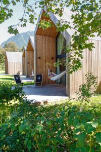 Casa de madera con hamaca y columpio en Cabino - Fresh Air Resort en Bovec