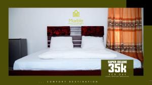 Tempat tidur dalam kamar di The Marble Hotels and Apartments