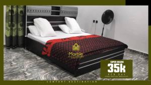 Tempat tidur dalam kamar di The Marble Hotels and Apartments