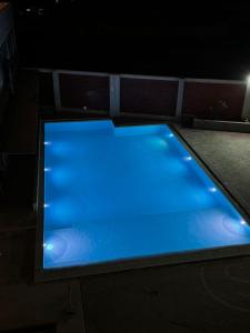 una piscina con illuminazione blu in una stanza di Hotel Costa Riviera a Mala