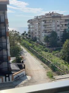 un camino de tierra frente a un gran edificio en Kestel City, en Alanya