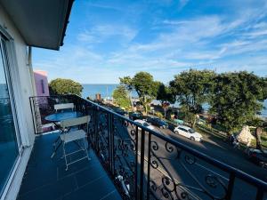 d'un balcon avec une table et une vue sur la rue. dans l'établissement Pacific Hotel, à Clacton-on-Sea