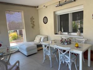 a living room with a white table and chairs at Maria Vendéghaz in Mernye