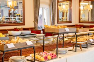 ein Buffet mit vielen verschiedenen Speisen in der Unterkunft Hotel Internazionale in Bologna