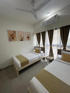 Кровать или кровати в номере Z Bliss Suites, BKC