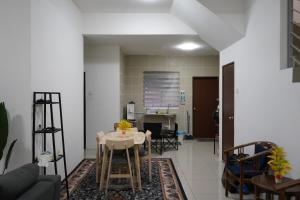 O zonă de relaxare la Embun Homestay Puchong,Selangor Semi D 10pax 5R4B