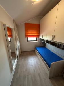 Kleines Zimmer mit blauem Bett in der Unterkunft AIDO living house in San Giovanni Teatino