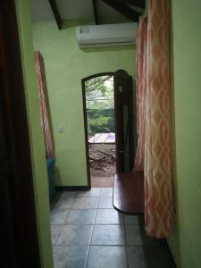 pasillo con puerta y espejo en la habitación en Hotel Cabinas La Playa, en Playa Avellana