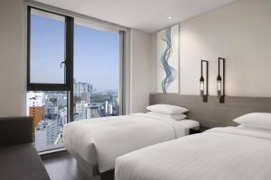 Gulta vai gultas numurā naktsmītnē Fairfield by Marriott Seoul