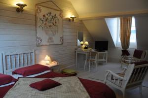 A bed or beds in a room at LE JARDIN DU VENDOME