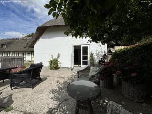 un patio con sillas, una mesa y un edificio en Staevnegaarden, en Flødstrup