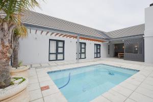 uma piscina no quintal de uma casa em Above Board em Yzerfontein