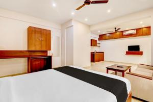 1 dormitorio con 1 cama y sala de estar en Collection O Airport INN en Yelahanka