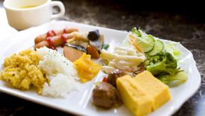 un plato de comida con arroz y verduras y una taza de café en Toyoko Inn Hokkaido Hakodate Ekimae Daimon, en Hakodate