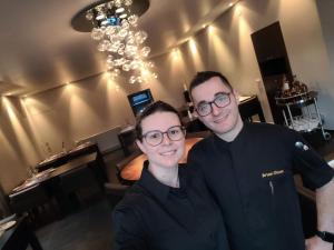 Un homme et une femme posant une photo dans l'établissement Ristorante Tentazioni, à Cavigliano