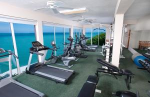 un gimnasio con vistas al océano en Pompano Beach Club en Southampton