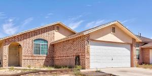 een stenen huis met een witte garage bij Rockclimbers house in El Paso