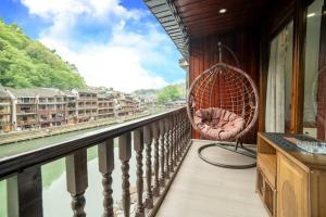 Балкон или тераса в Fenghuang Ancient Town Lazy Cat Riverside Inn