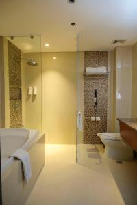 A bathroom at Best Western Plus The Ivywall Hotel - Palawan