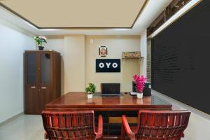 TV at/o entertainment center sa Super Hotel O New Cyber Grand Madhapur