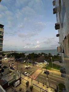 馬塞約的住宿－APARTAMENTO ENCANTADOR NA BEIRA-MAR DE MACEIÓ，享有城市街道和大海的景致。