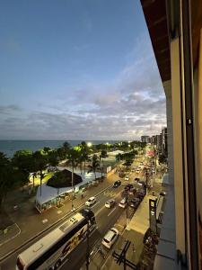 馬塞約的住宿－APARTAMENTO ENCANTADOR NA BEIRA-MAR DE MACEIÓ，享有城市街道的汽车和巴士美景