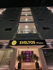 uma vista de um edifício com um sinal de versos sobre ele em Sveltos Residence Suites em Lárnaca