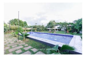 Piscina de la sau aproape de ACA Guesthouse by SMS Hospitality