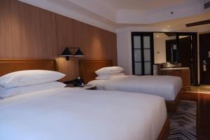 เตียงในห้องที่ Sheraton Jakarta Soekarno Hatta Airport