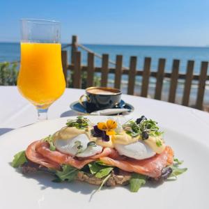 une assiette de nourriture sur une table avec un verre de bière dans l'établissement Las Dunas Grand Luxury, à Estepona