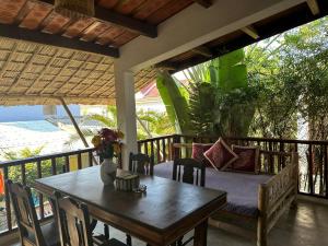 A balcony or terrace at Small Family Homestay