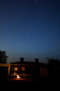 eine nächtliche Aussicht auf ein Haus mit Sternenhimmel in der Unterkunft Starry Sky Cottage 15 in Kitami