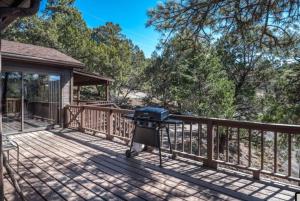 En balkong eller terrass på Coronado, Cabin at Ruidoso, with Forest View