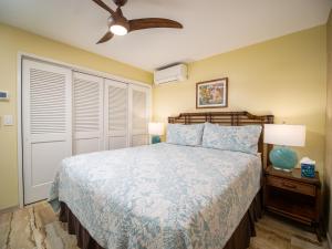 Krevet ili kreveti u jedinici u objektu Waiohuli Beach Hale D227 - Aloha La'i - Oceanfront/1b1b/Wifi/AC/Cable/Pool/Extras